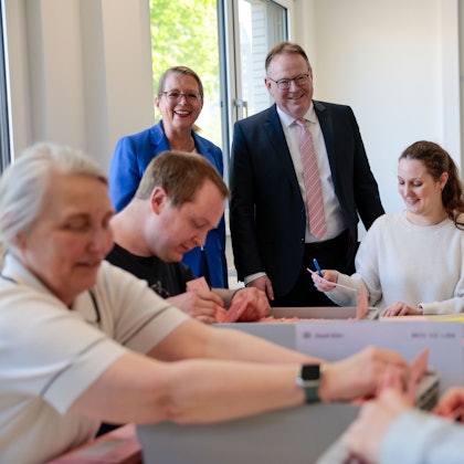 Gegen 16 Uhr – vor der heißen Auszählphase – besuchten Kölns Oberbürgermeister Torsten Burmester und Abstimmungsleiterin Andrea Blome das Auszählzentrum.