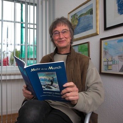 Norwegen-Experte und Buchautor Ludger Storp aus Wipperfürth hält sein Buch in den Händen.