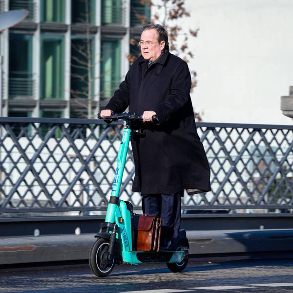 Armin Laschet auf dem E-Scooter unterwegs durch Berlin. Das Bild wurde 2023 aufgenommen.