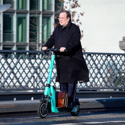 Armin Laschet auf dem E-Scooter unterwegs durch Berlin. Das Bild wurde 2023 aufgenommen.