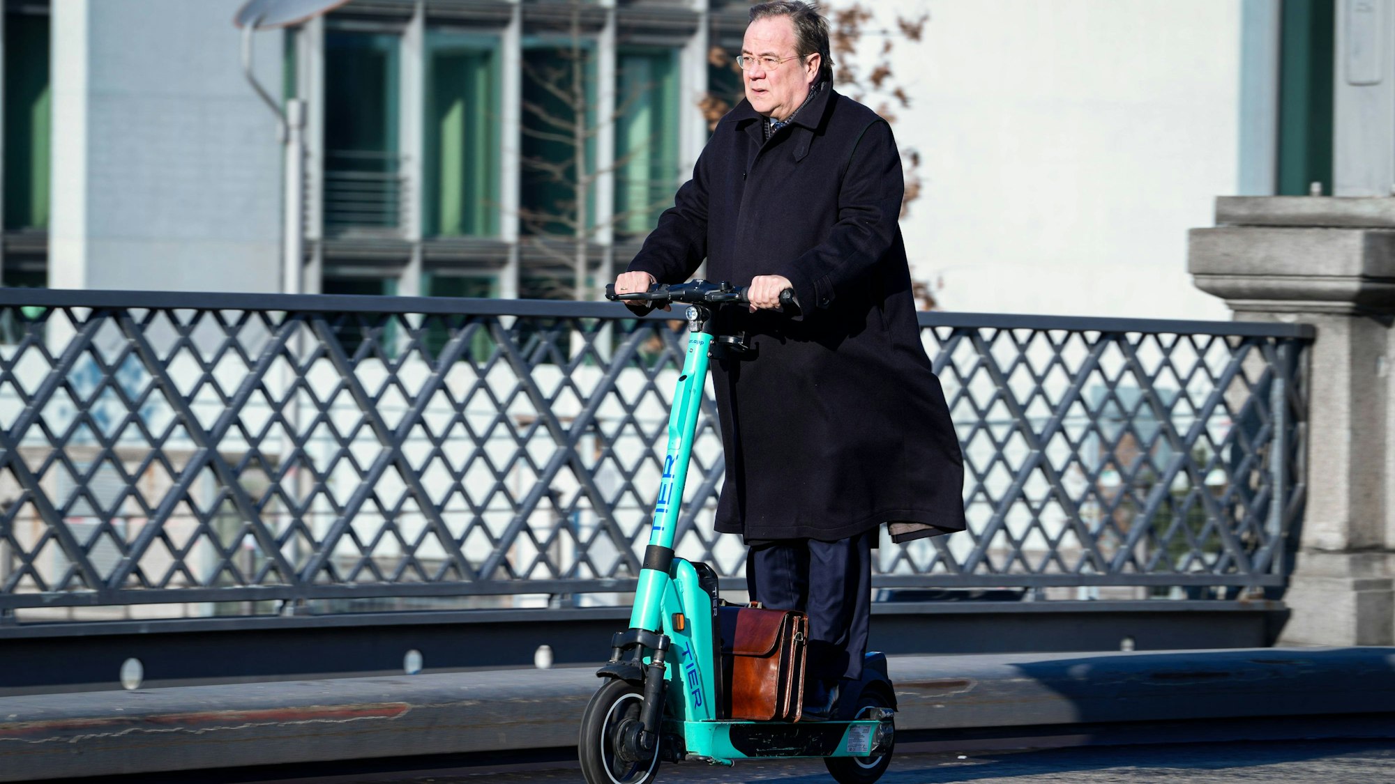 Armin Laschet auf dem E-Scooter unterwegs durch Berlin. Das Bild wurde 2023 aufgenommen.