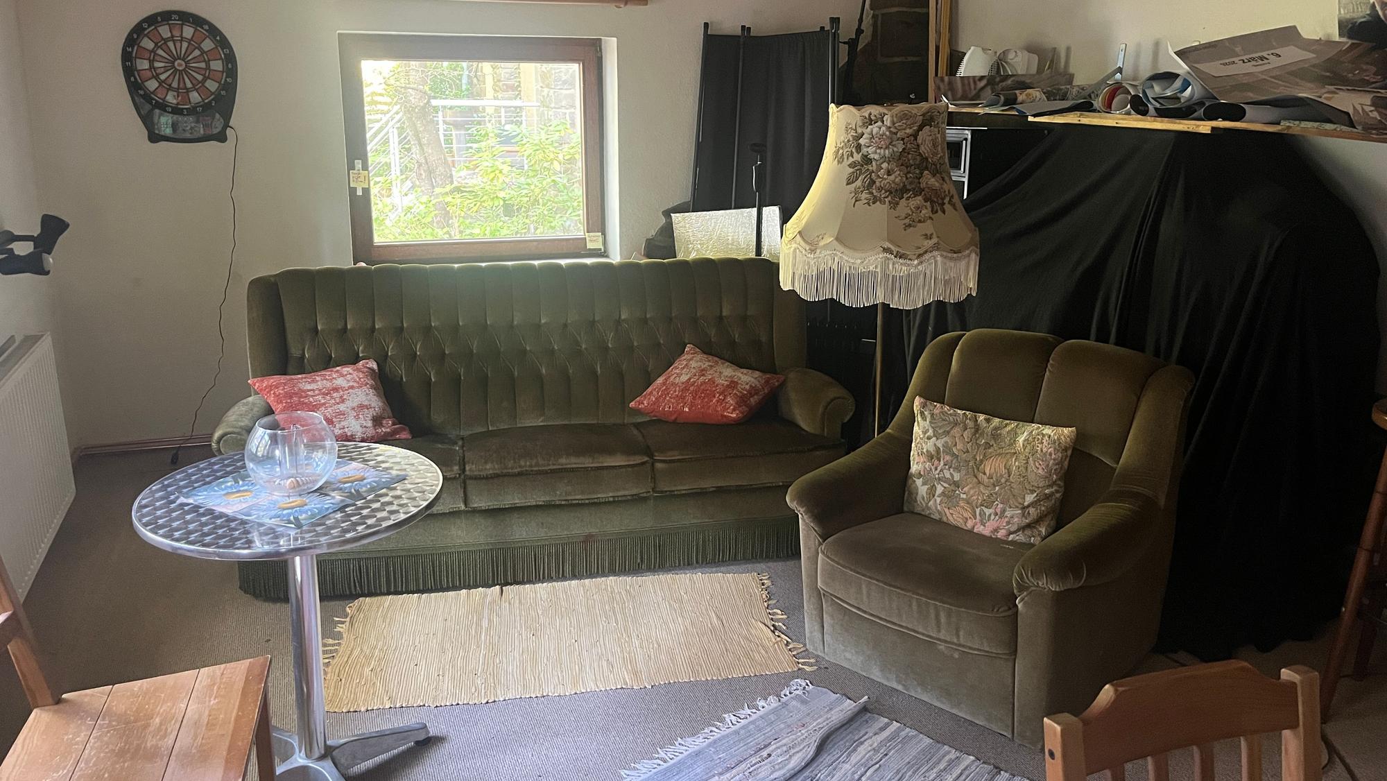 Die Garderobe für die Künstler ist um einen Raum erweitert worden, sie können jetzt auf dem Hennefer Sofa oder bei Dart chillen.