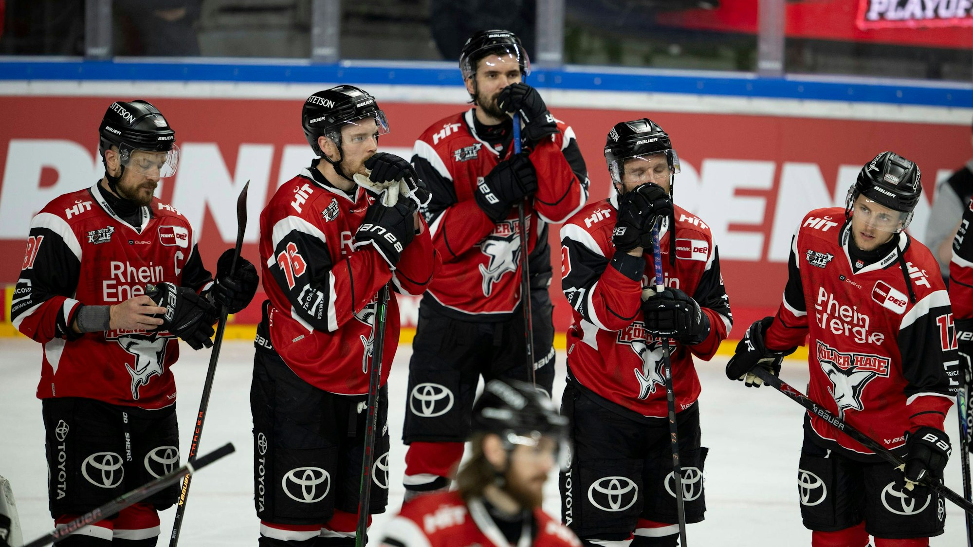 Die Spieler der Kölner Haie stehen nach dem Halbfinal-Aus enntäuscht auf dem Eis.