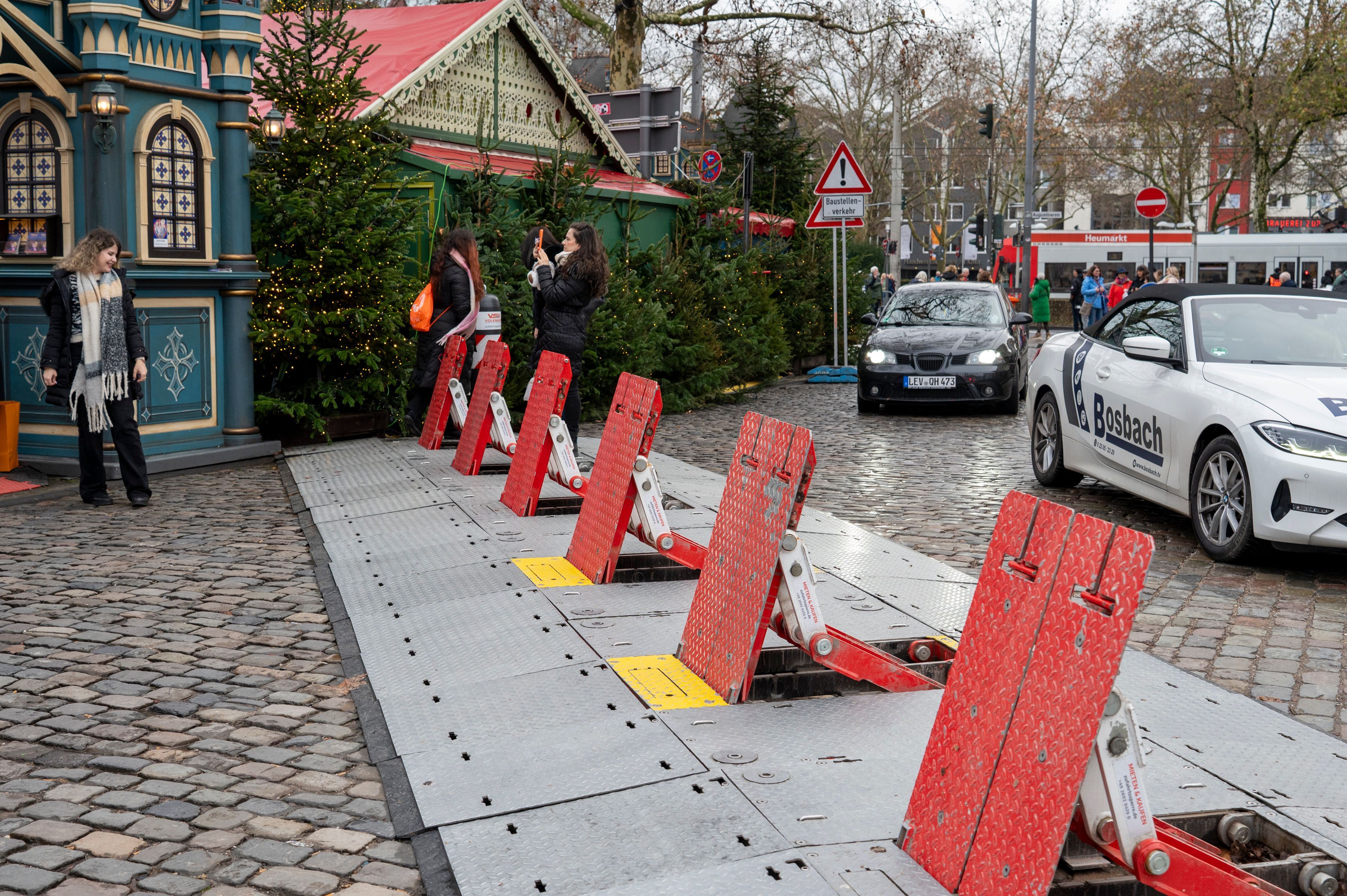 Mobile Absperrungen am Weihnachtsmarkt auf dem Heumarkt sollen im Dezember vergangenen Jahres Terroranschläge mit Kraftfahrzeugen verhindern. Auch Palantir hilft bei der Suche nach potenziellen Attentätern.