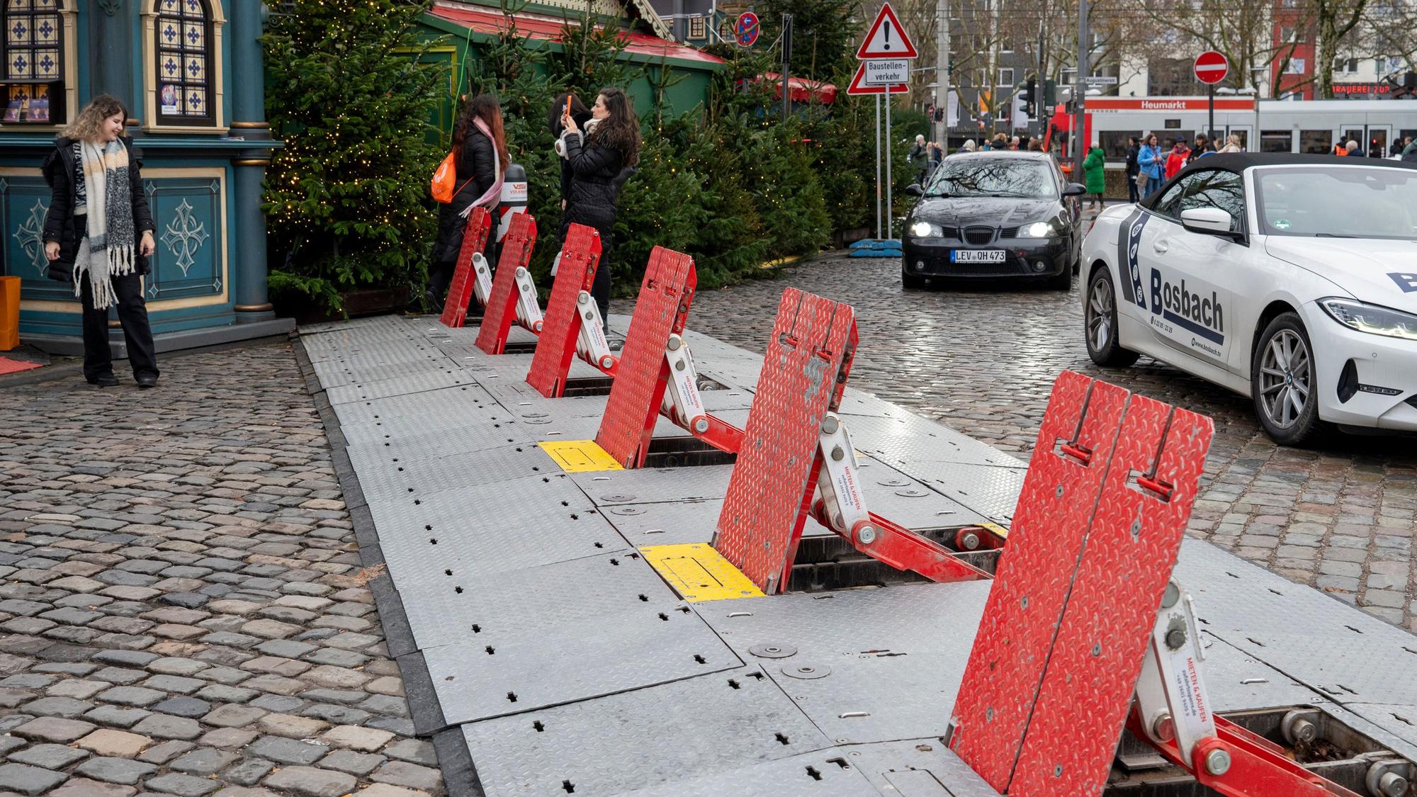 Mobile Absperrungen am Weihnachtsmarkt auf dem Heumarkt sollen im Dezember vergangenen Jahres Terroranschläge mit Kraftfahrzeugen verhindern. Auch Palantir hilft bei der Suche nach potenziellen Attentätern.