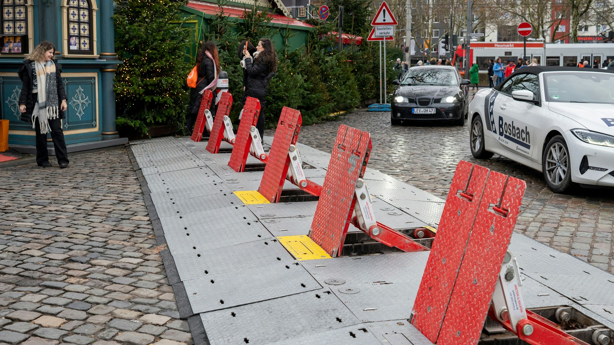 Mobile Absperrungen am Weihnachtsmarkt auf dem Heumarkt sollen im Dezember vergangenen Jahres Terroranschläge mit Kraftfahrzeugen verhindern. Auch Palantir hilft bei der Suche nach potenziellen Attentätern.