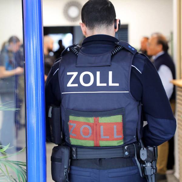 Zollbeamte bei der Kontrolle in einem Nagelstudio in Köln.