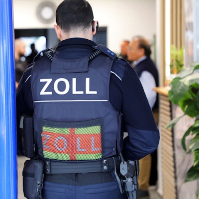 Zollbeamte bei der Kontrolle in einem Nagelstudio in Köln.