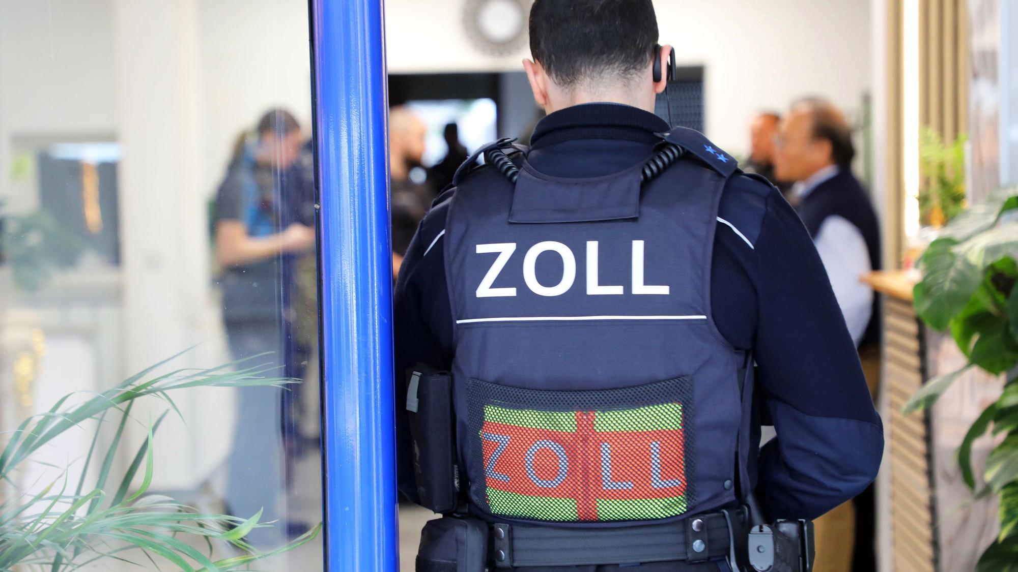 Zollbeamte bei der Kontrolle in einem Nagelstudio in Köln.