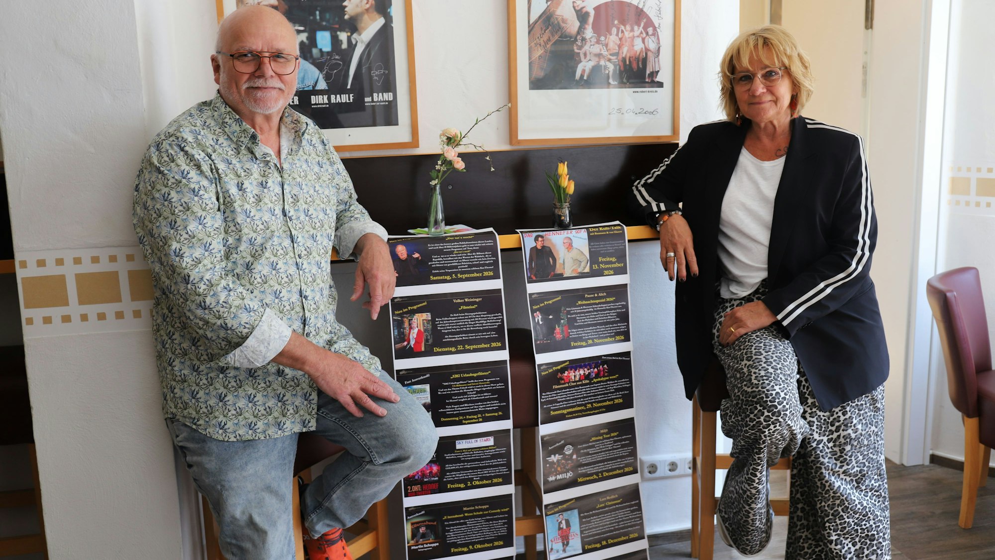 Ingo (l.) und Gaby Teusch stellten das Programm im Bistro des Kurtheaters in Hennef für das zweite Halbjahr vor.