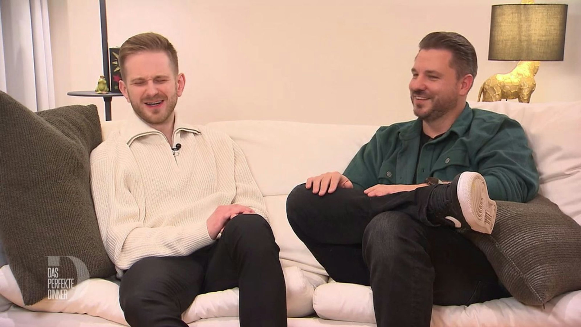 Zwei Meinungen zum Dessert auf einem Sofa: Daniel mag's, Albert nicht. (Bild: RTL)