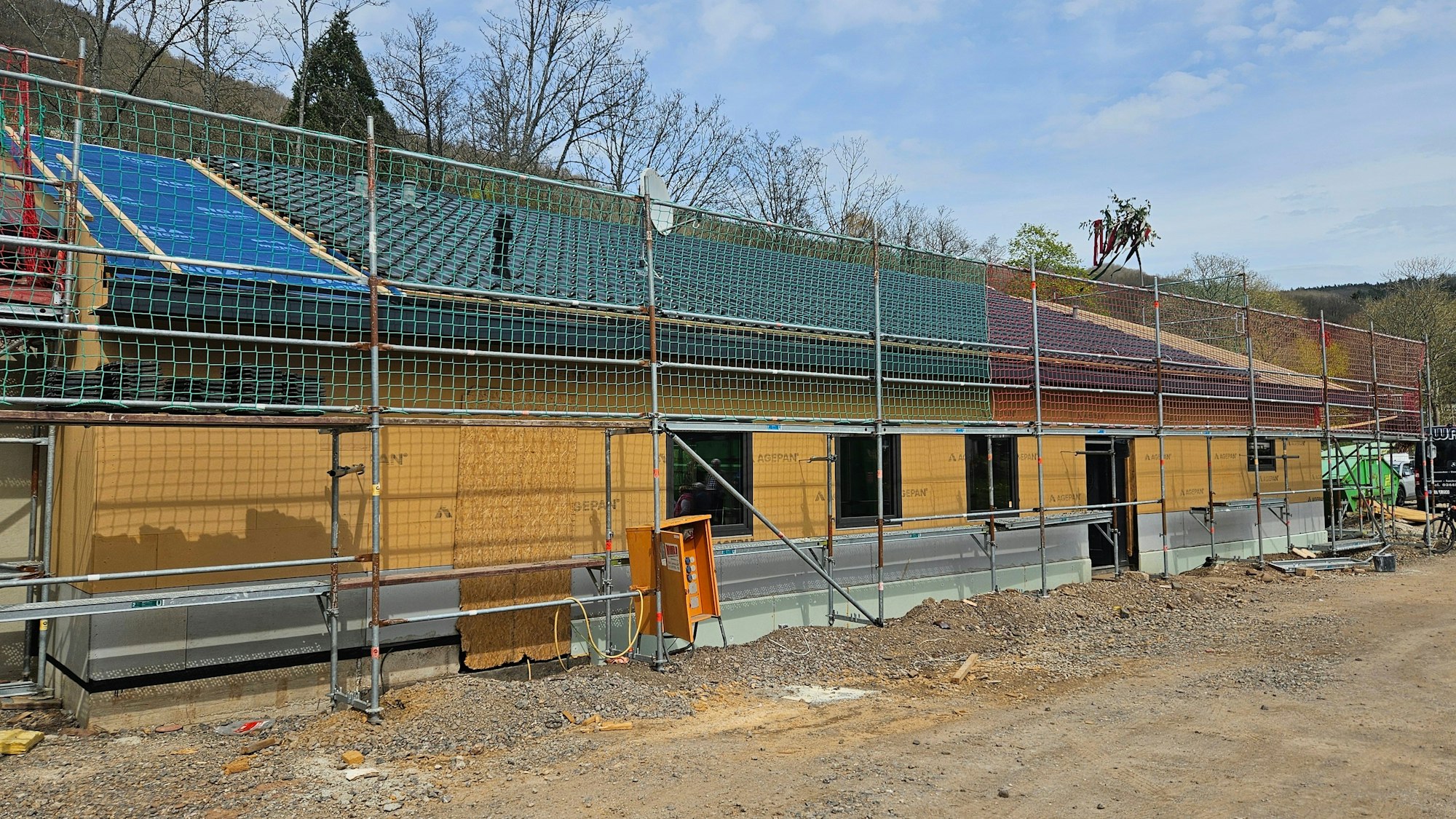 Blick auf das eingerüstete Schießhaus und den Hof.