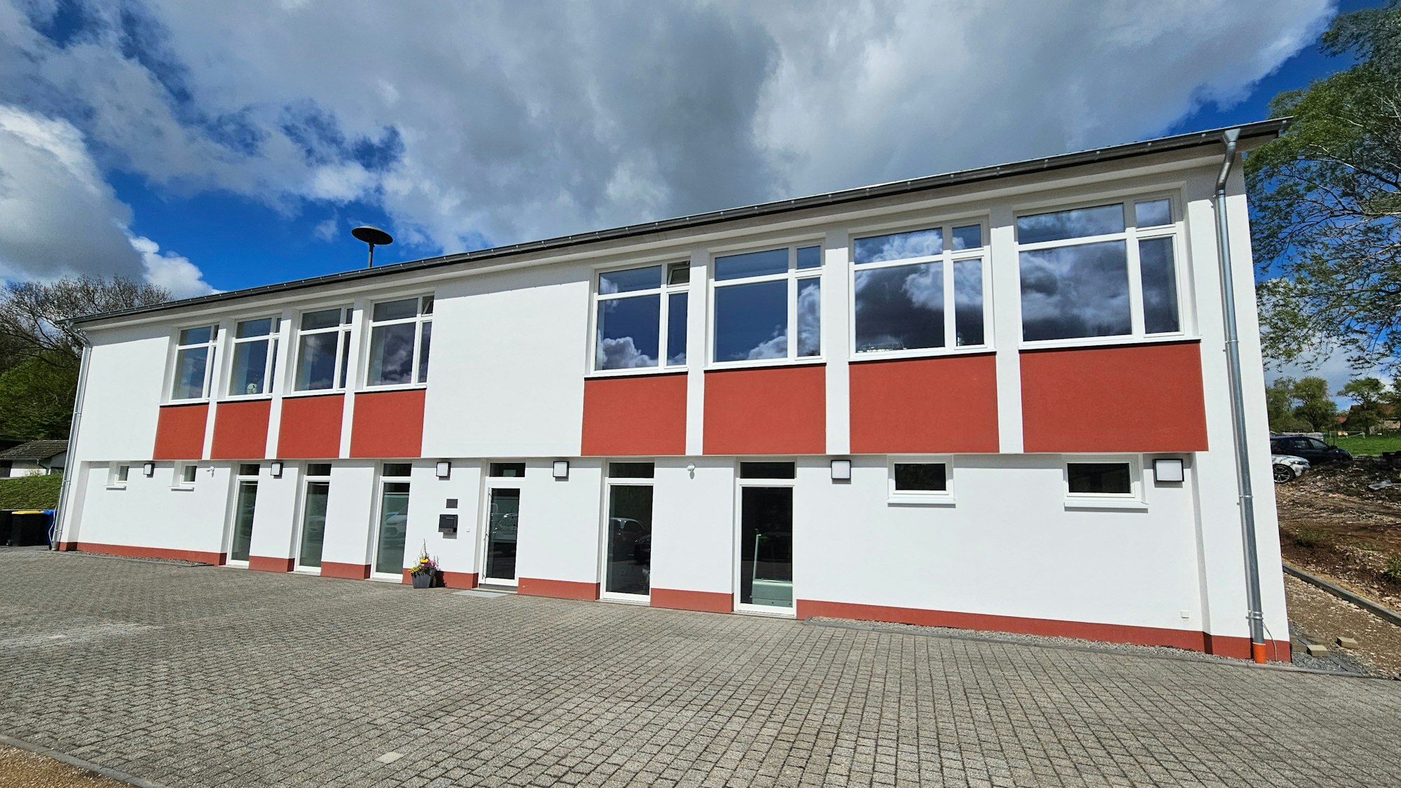 Blick von auf die alte Schule in Pesch.