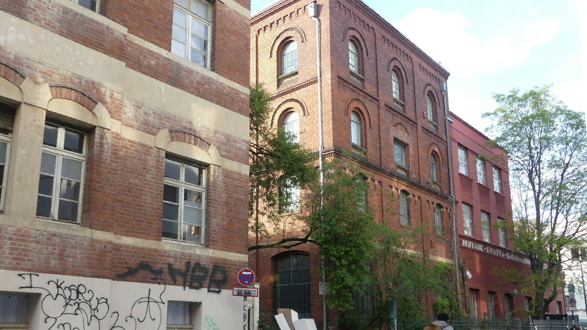 Die ehemalige Kwatta-Fabrik in der Roßstraße: Links der frühere Verwaltungsbau, ganz rechts der Putzbau mit dem Schriftzug aus dem Jahr 1928. Foto: Rösgen