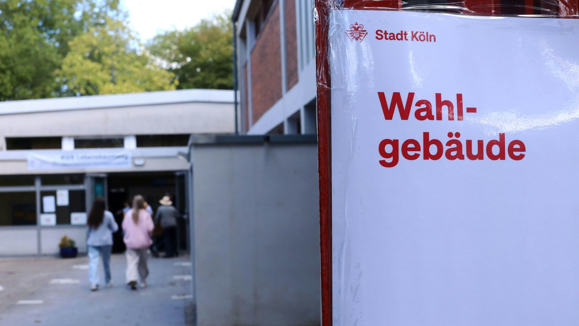 Das Bild zeigt ein Wahllokal bei der Oberbürgermeisterwahl 2025 und Kommunalwahl 2025 in Heimersdorf.