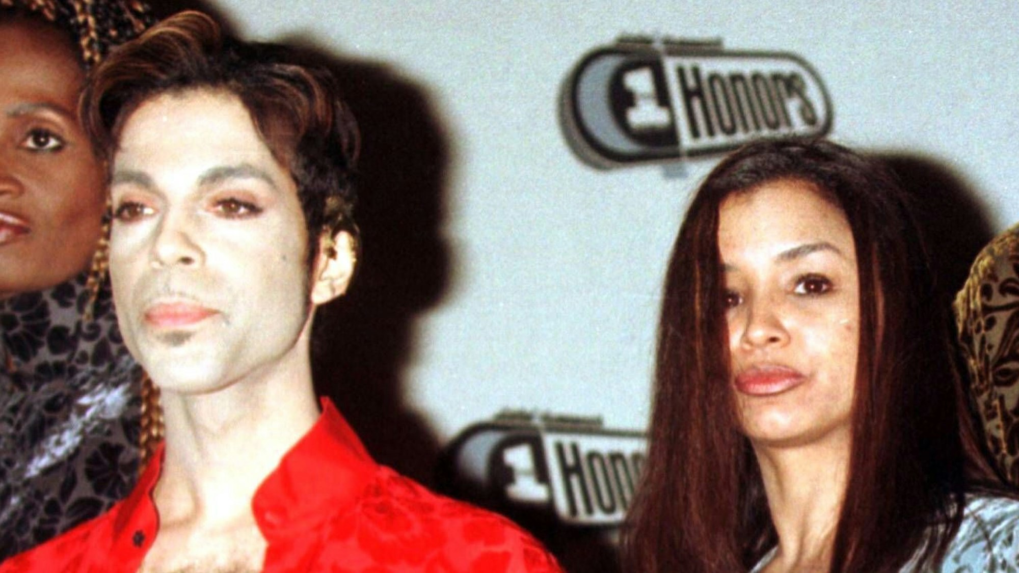 Prince und Mayte Garcia posieren.