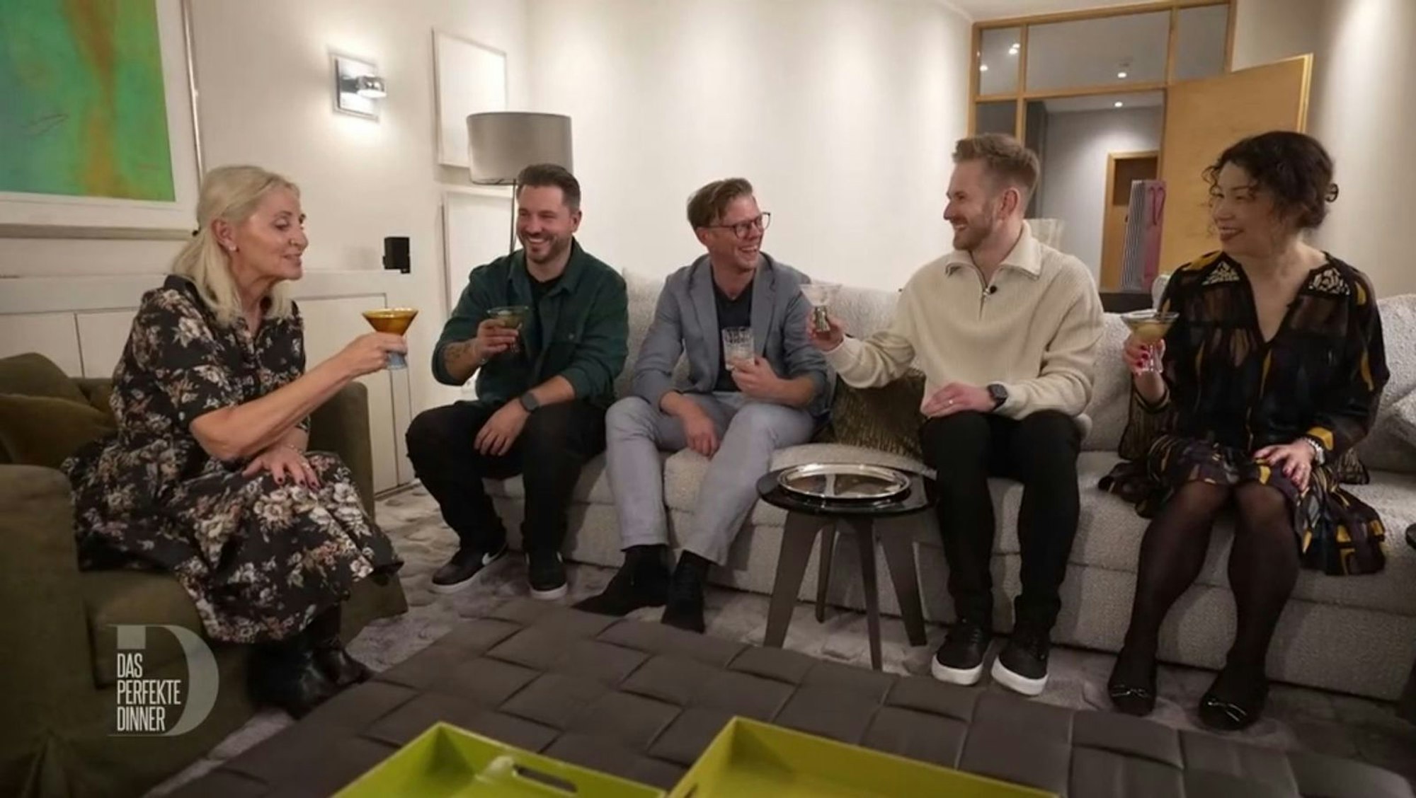 Daniel, Mark, Albert und Kayo bekommen die Drinks ihrer Wahl. Das lockert die Stimmung gleich auf.
(Bild: RTL)