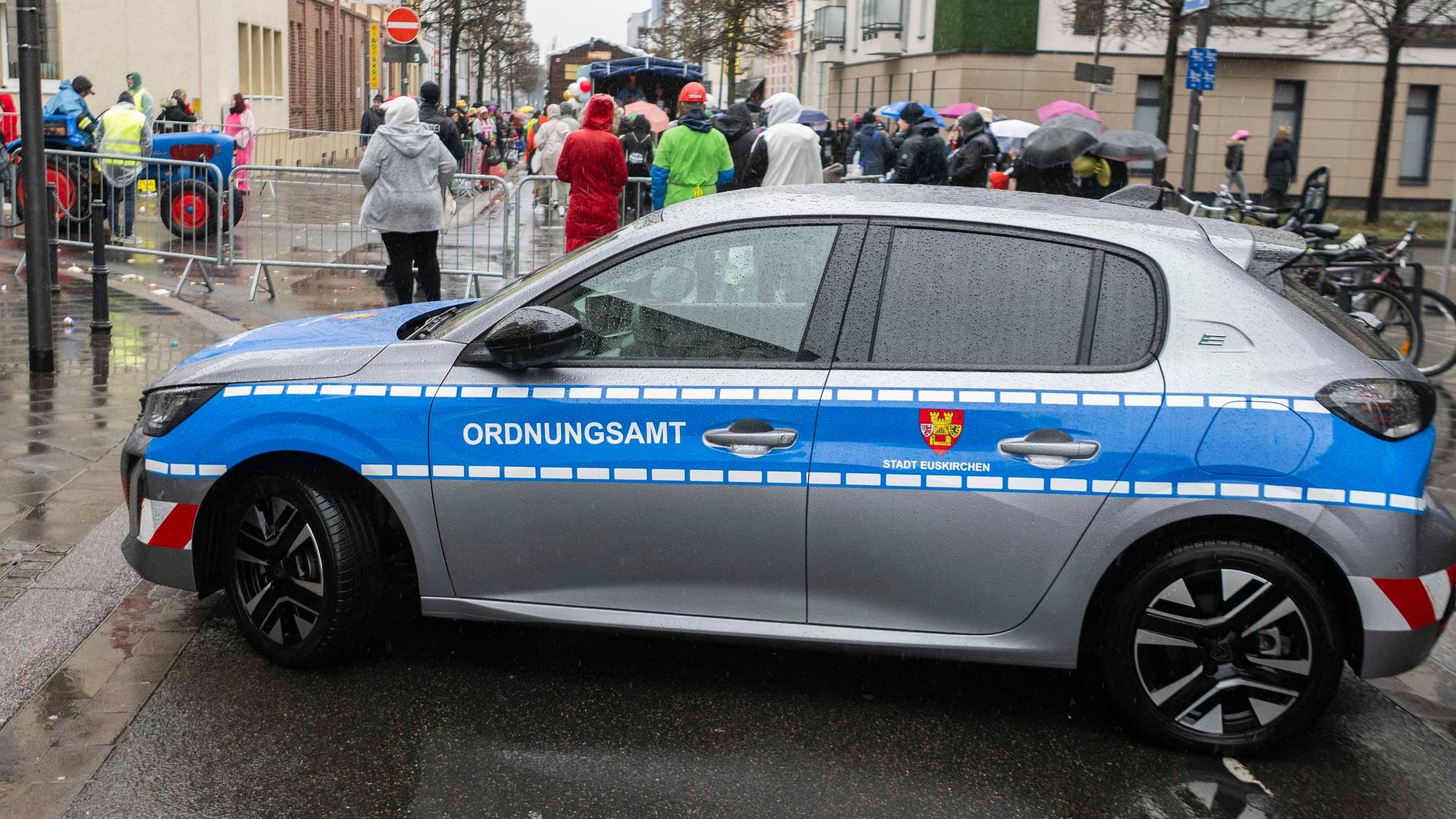 Das Bild zeigt ein Auto des Euskirchener Ordnungsamt. Es wurde beim Rosenmontagszug als mobile Sperre eingesetzt.