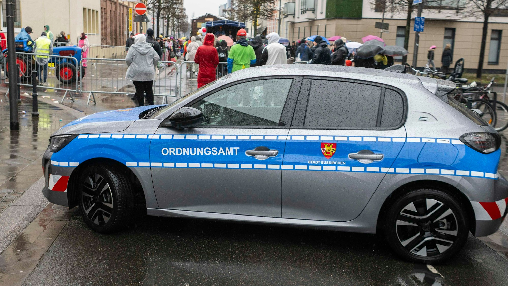 Das Bild zeigt ein Auto des Euskirchener Ordnungsamt. Es wurde beim Rosenmontagszug als mobile Sperre eingesetzt.