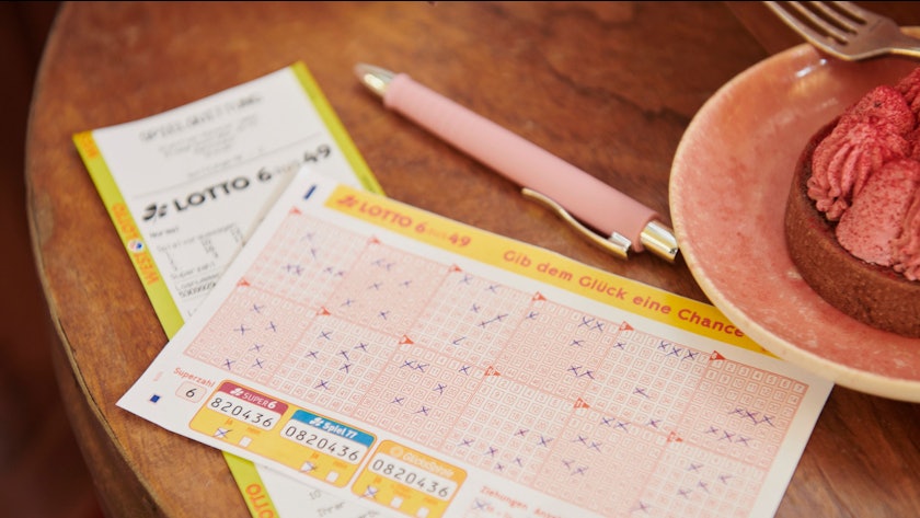 Ein ausgefüllter Lotto 6aus49 Spielschein liegt auf einem Tisch.