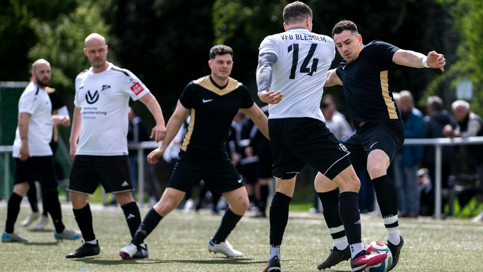 Ein Blessemer Spieler ist am Ball und wird von einem Euskirchener attackiert.