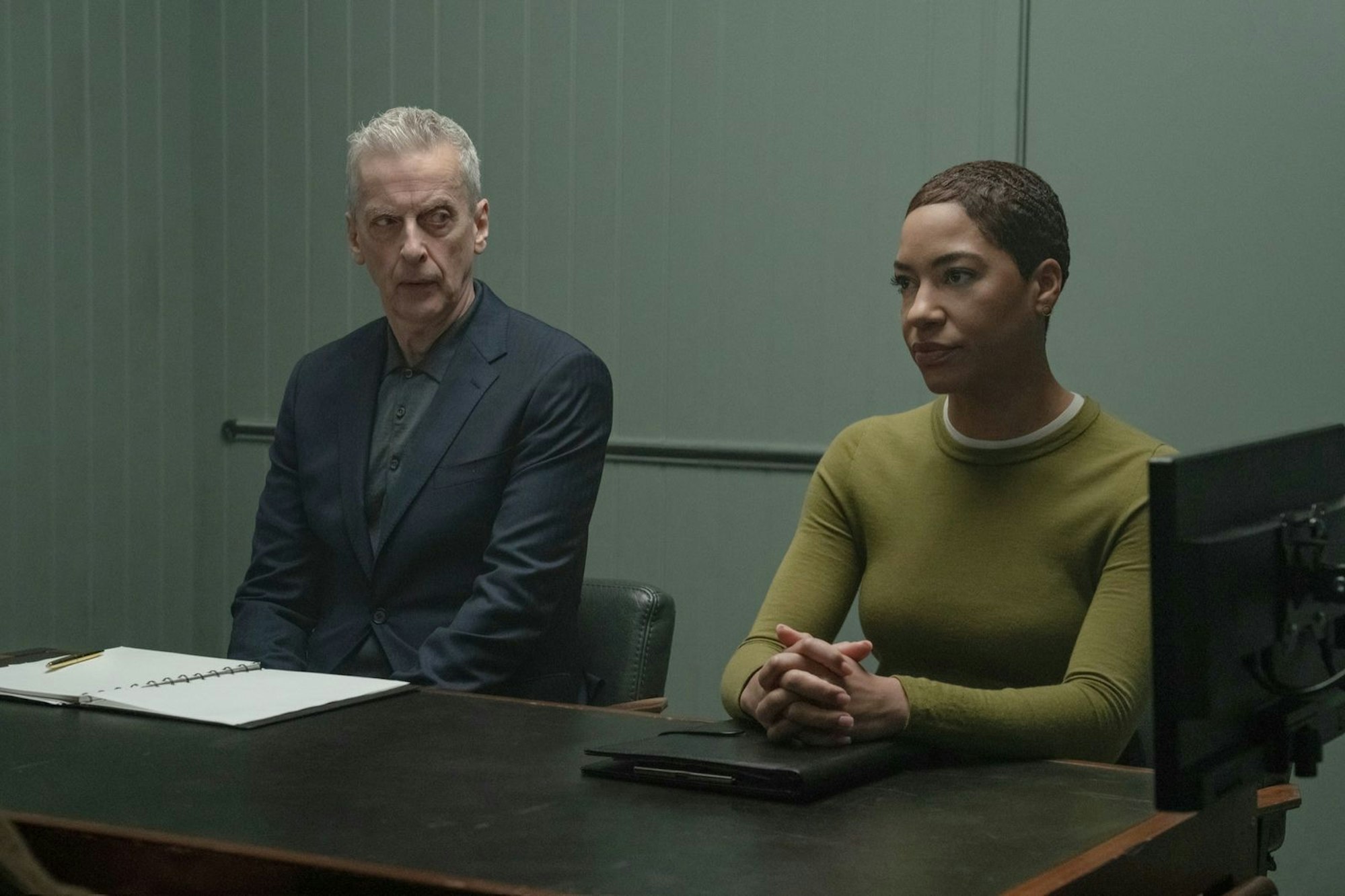 June Lenker (Cush Combo) und Daniel Hegarty (Peter Capaldi) haben nicht viel gemeinsam, und sind sich doch sehr ähnlich. (Bild: © Apple TV / Matt Towers)