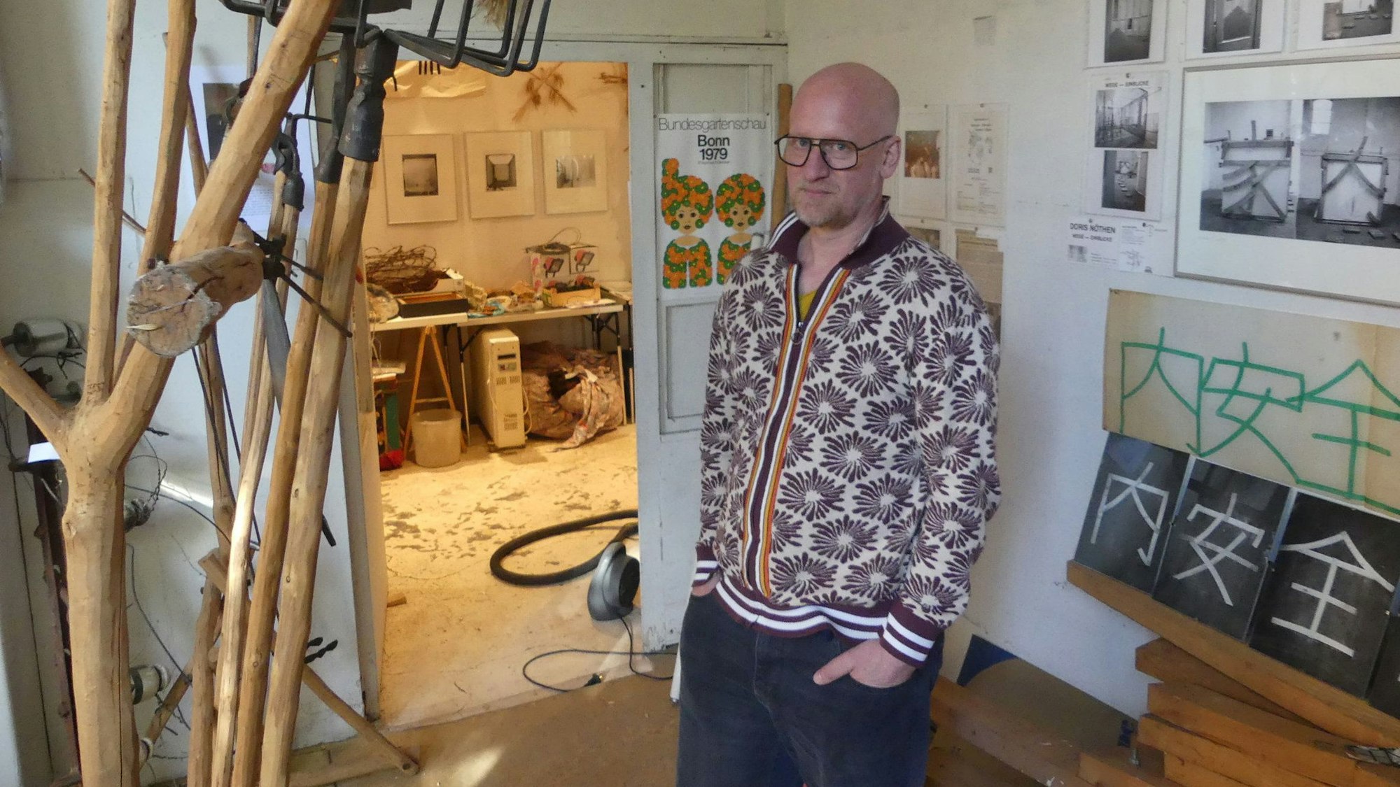 Gerrit Hingst im Atelier seiner Mutter Doris Nöthen.