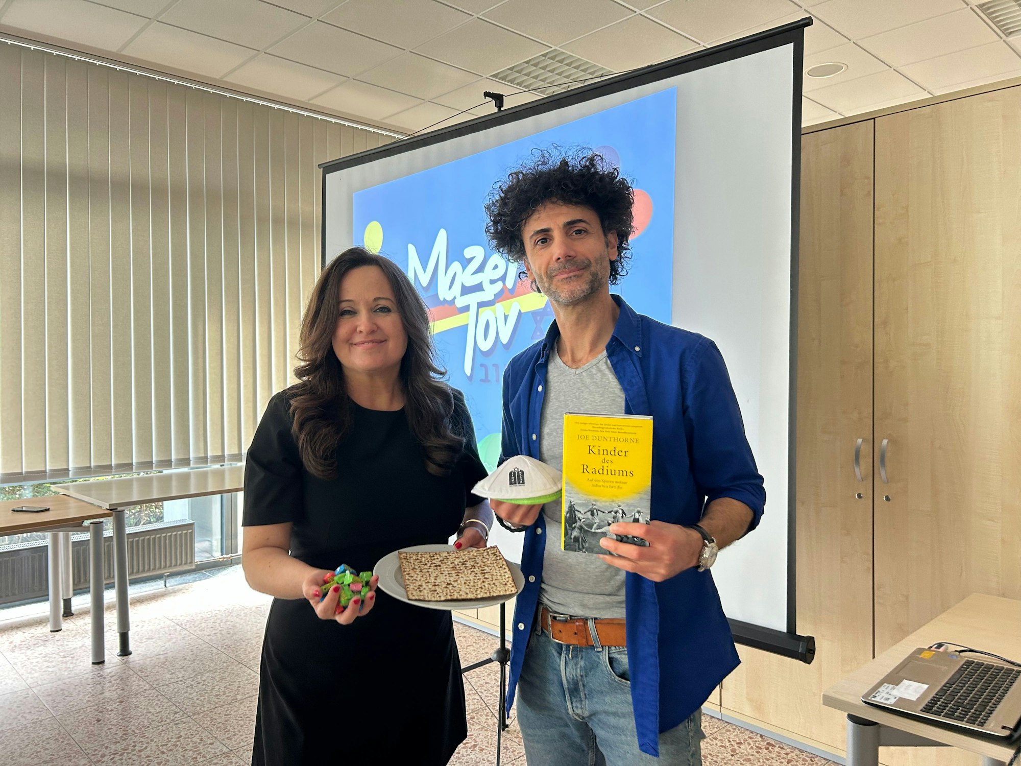 Nina Coenen (50) und Sami Alkomi (45) vom Verein „Demokratielotsen“