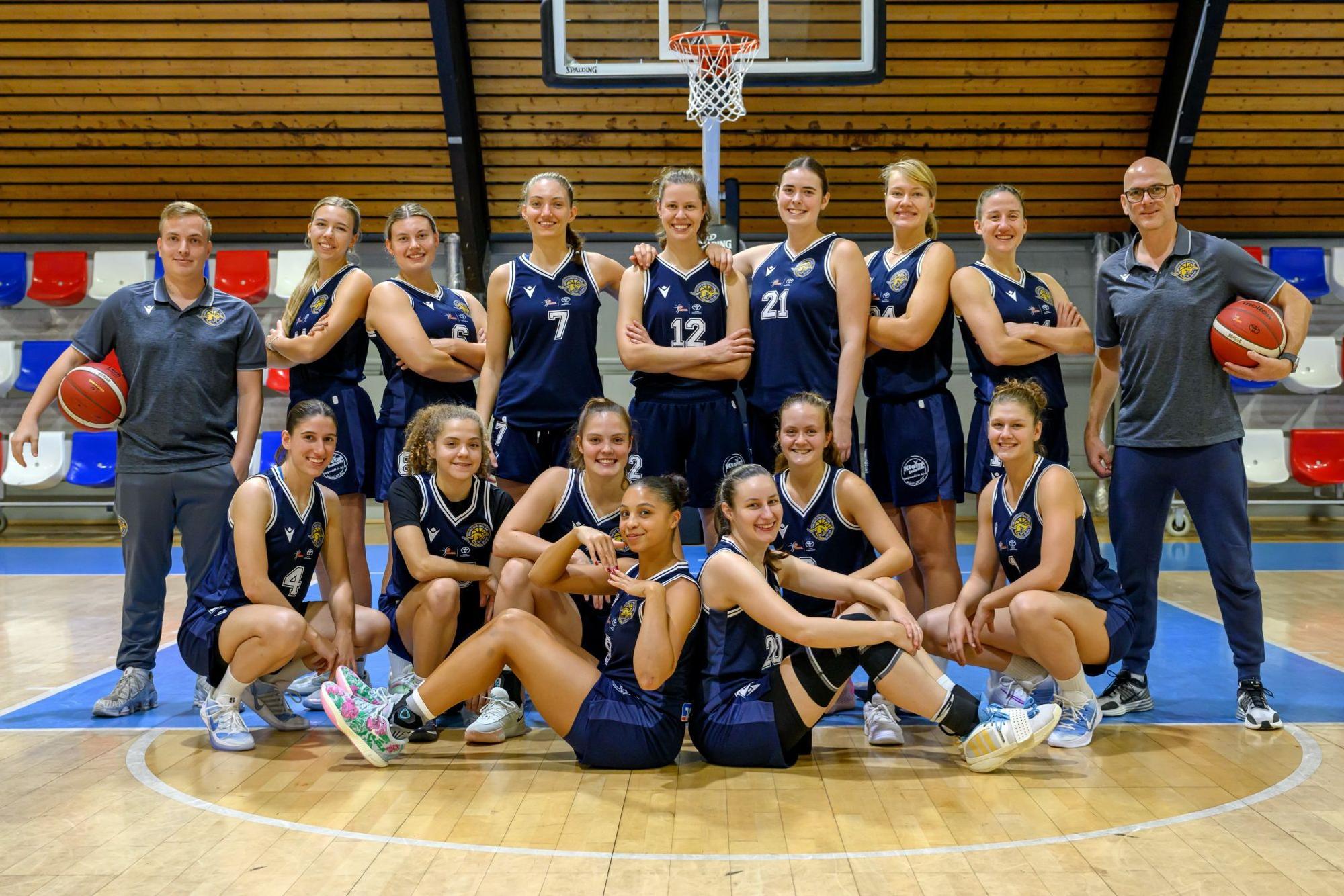 Das Bild zeigt eine Mannschaftsaufnahme der Basketballspielerinnen vom Hürther BC.