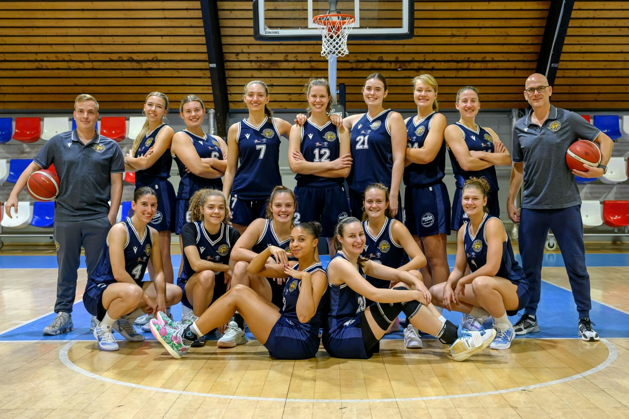 Das Bild zeigt eine Mannschaftsaufnahme der Basketballspielerinnen vom Hürther BC.