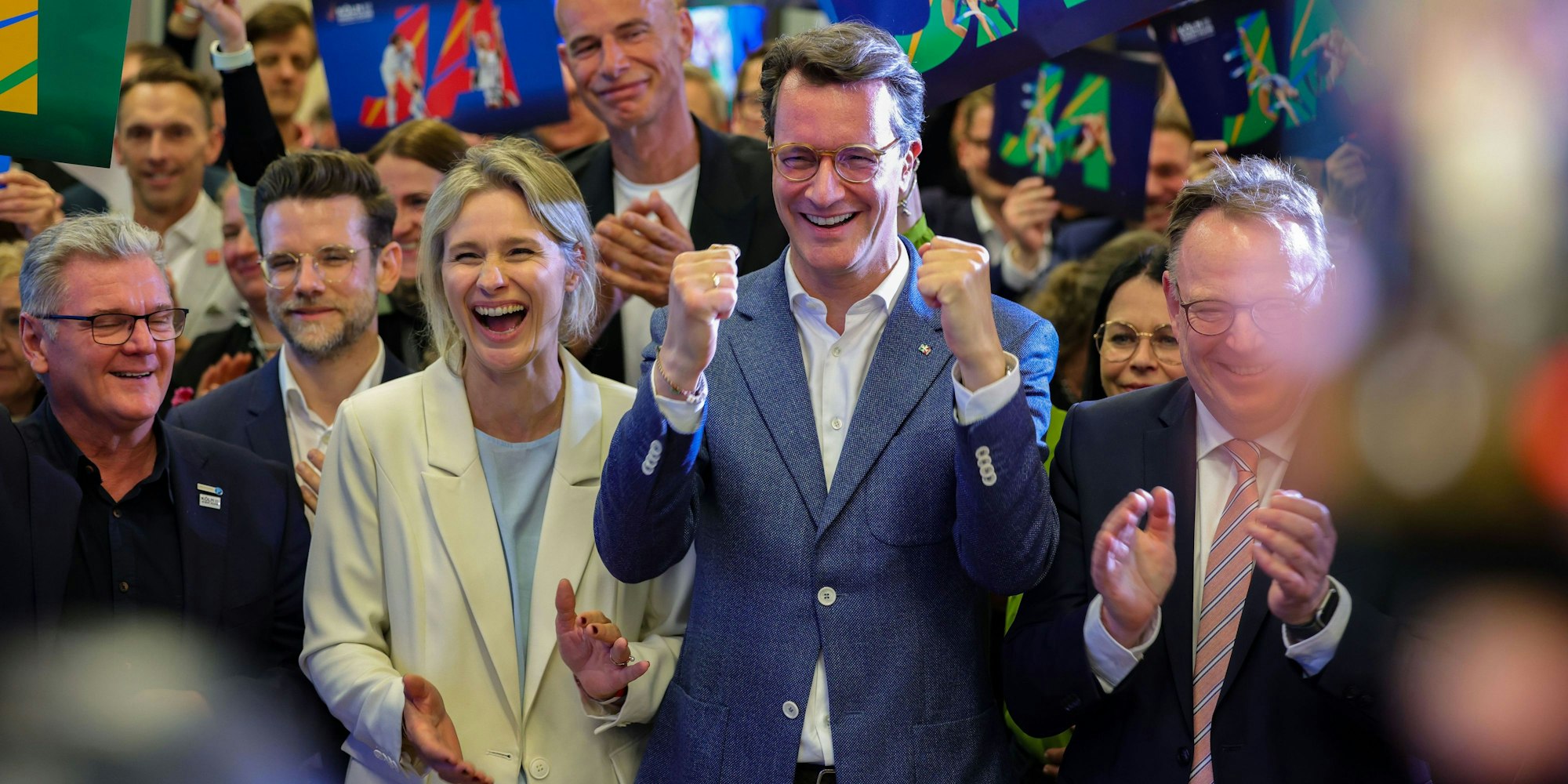 Hendrik Wüst (CDU, Mitte), Ministerpräsident des Landes Nordrhein-Westfalen, jubelt nach der erfolgreichen Abstimmung um die Olympischen Spiele in Köln.