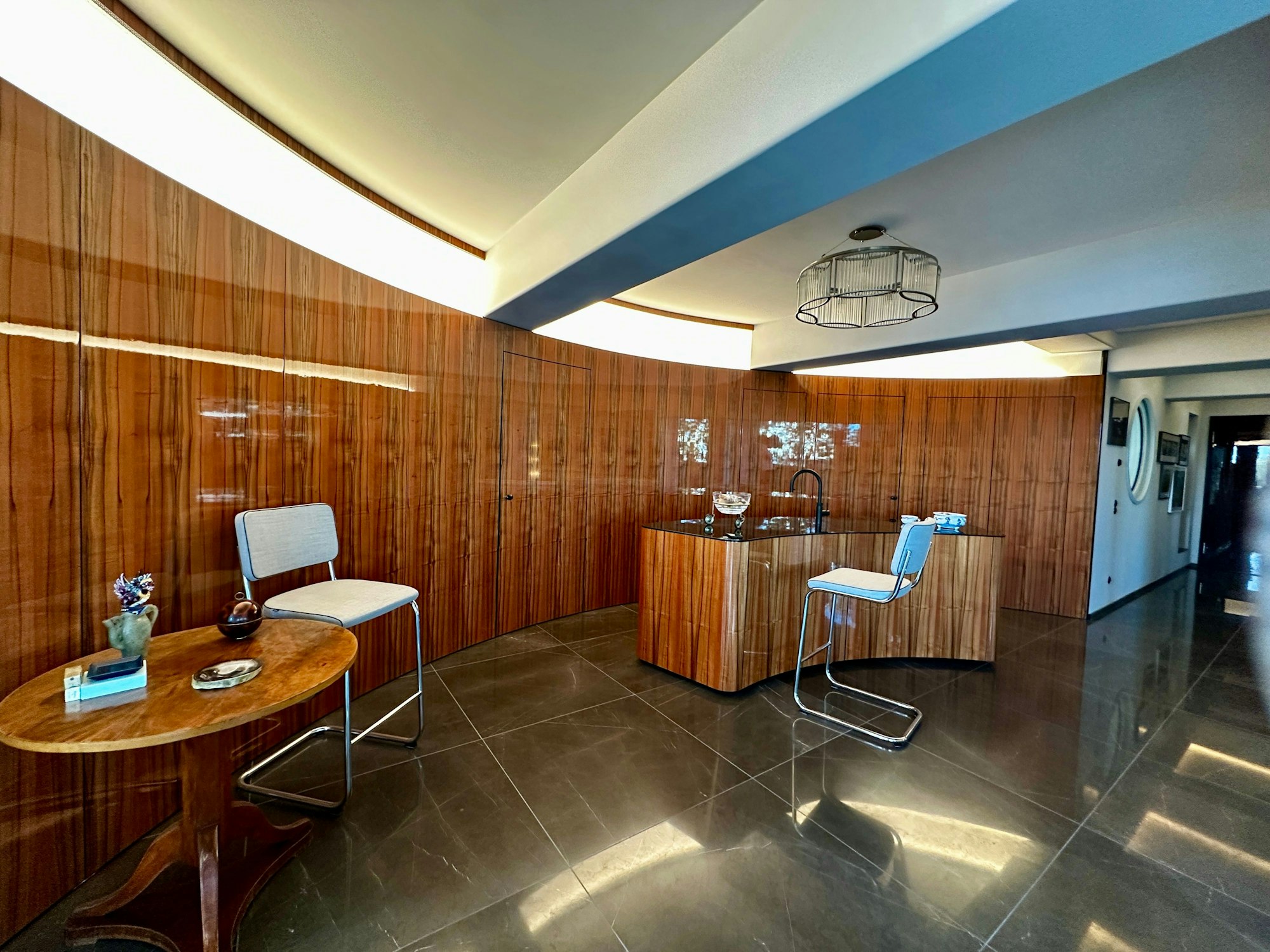 Die Küche im Halbrund ist Maßarbeit mit sich öffnendem Küchenblock