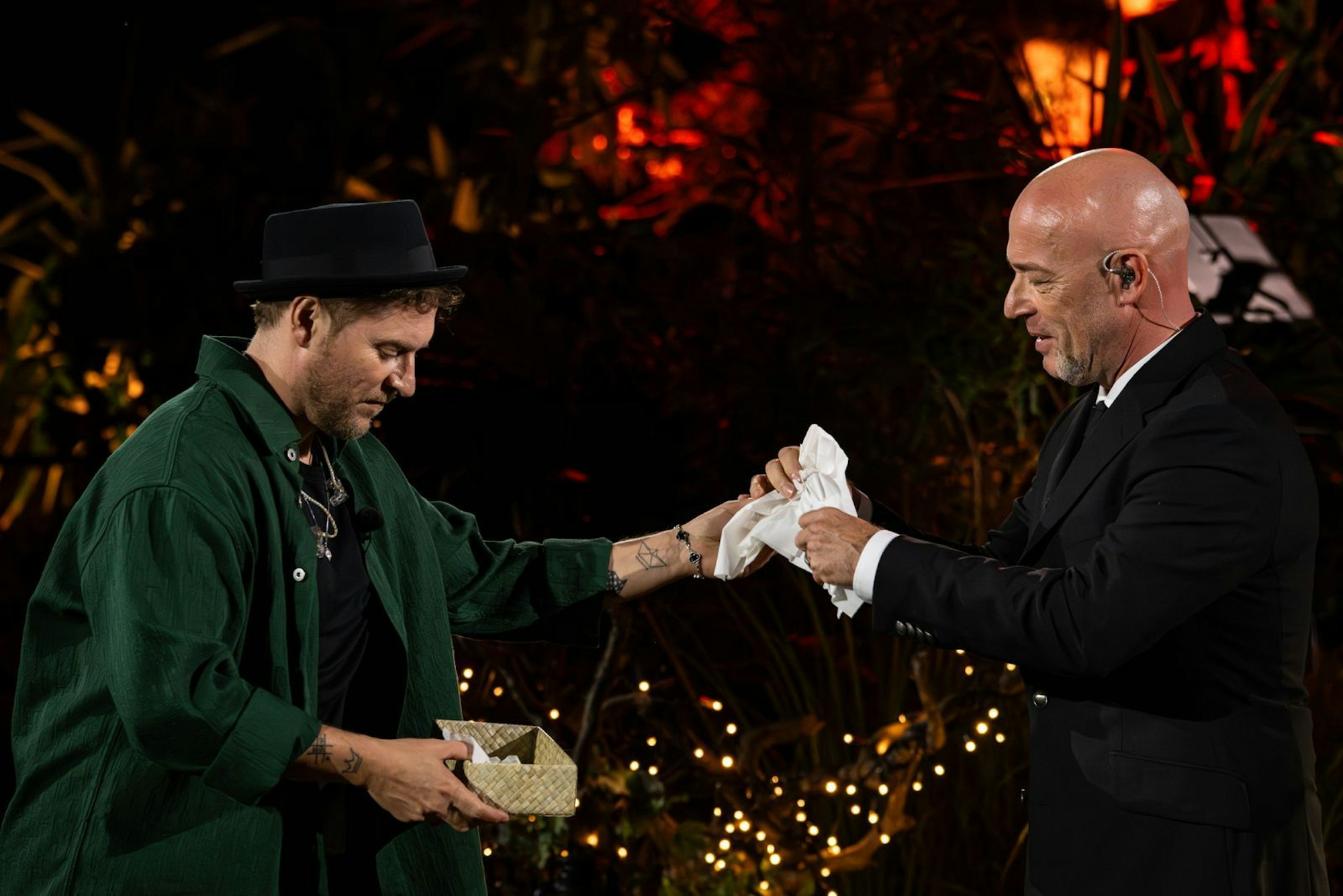 Der Graf von Unheilig brauchte Taschentücher, die Gastgeber Johannes Oerding zum Glück parat hatte. (Bild: RTL / Markus Hertrich)