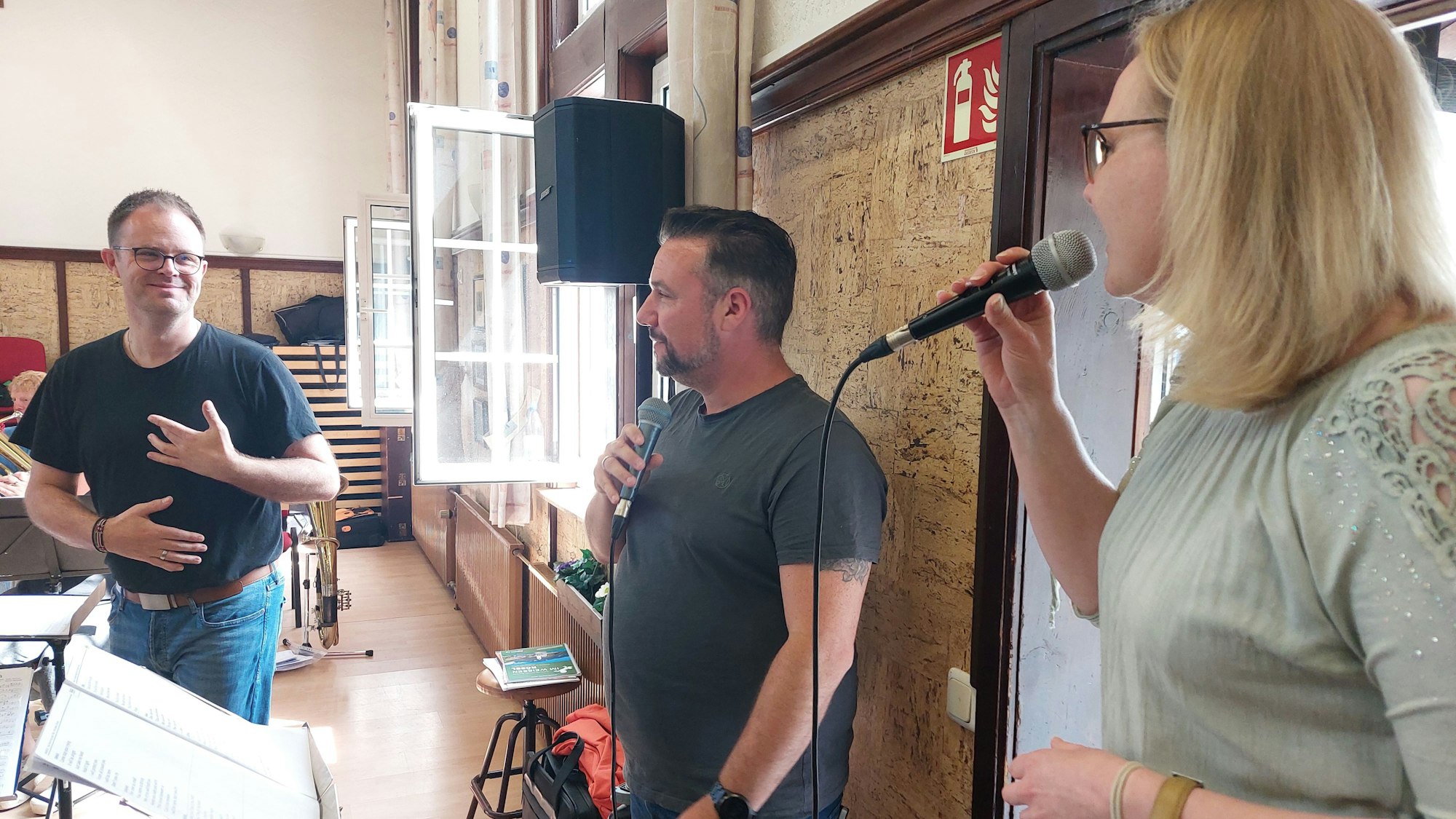 v. li.: Dirigent Marco Lichtenthäler mit den Sängern Steffen Labuda und Annika Stiemert-Saager.