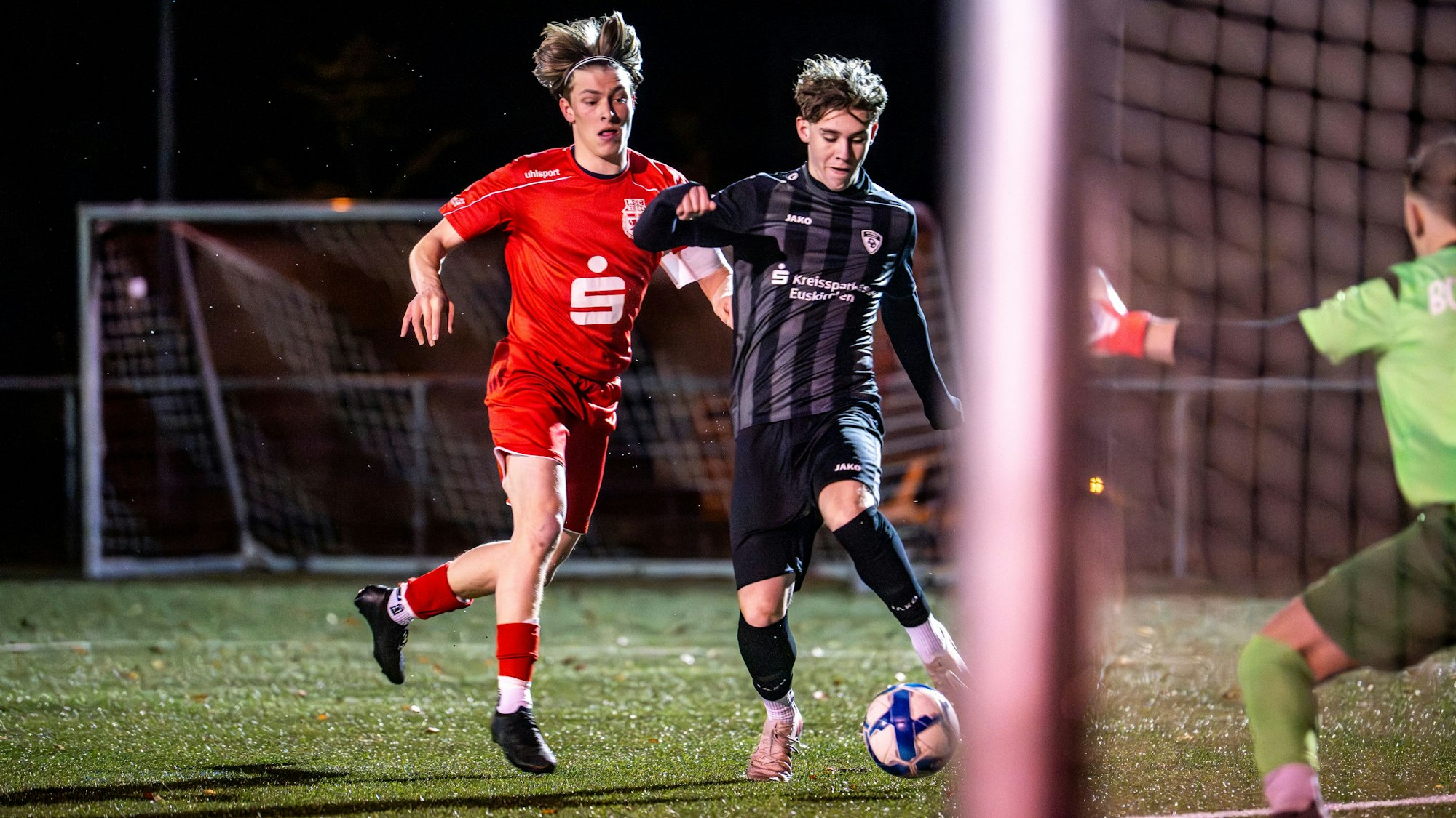 Aaron Mertens schießt, verfolgt vom Gegenspieler, aufs Tor.