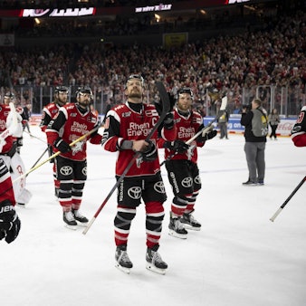 PENNY DEL 1 - Playoff Halbfinale - Kölner Haie - Eisbären Berlin Köln, 20.04.2026 Gregor Macleod Kölner Haie, Sturm, 89 Moritz Müller Kölner Haie, Verteidigung, 91 PENNY DEL 1 - Playoff Halbfinale - Kölner Haie - Eisbären Berlin am 20.04.2026 in der Lanxess Arena in Köln Deutschland. *** PENNY DEL 1 Playoff Semifinal Cologne Sharks Eisbären Berlin Cologne, 20 04 2026 Gregor Macleod Cologne Sharks, offense, 89 Moritz Müller Cologne Sharks, defense, 91 PENNY DEL 1 Playoff Semifinal Cologne Sharks Eisbären Berlin on 20 04 2026 at the Lanxess Arena in Cologne Germany Copyright: xBEAUTIFULxSPORTS/AndreasxDickx