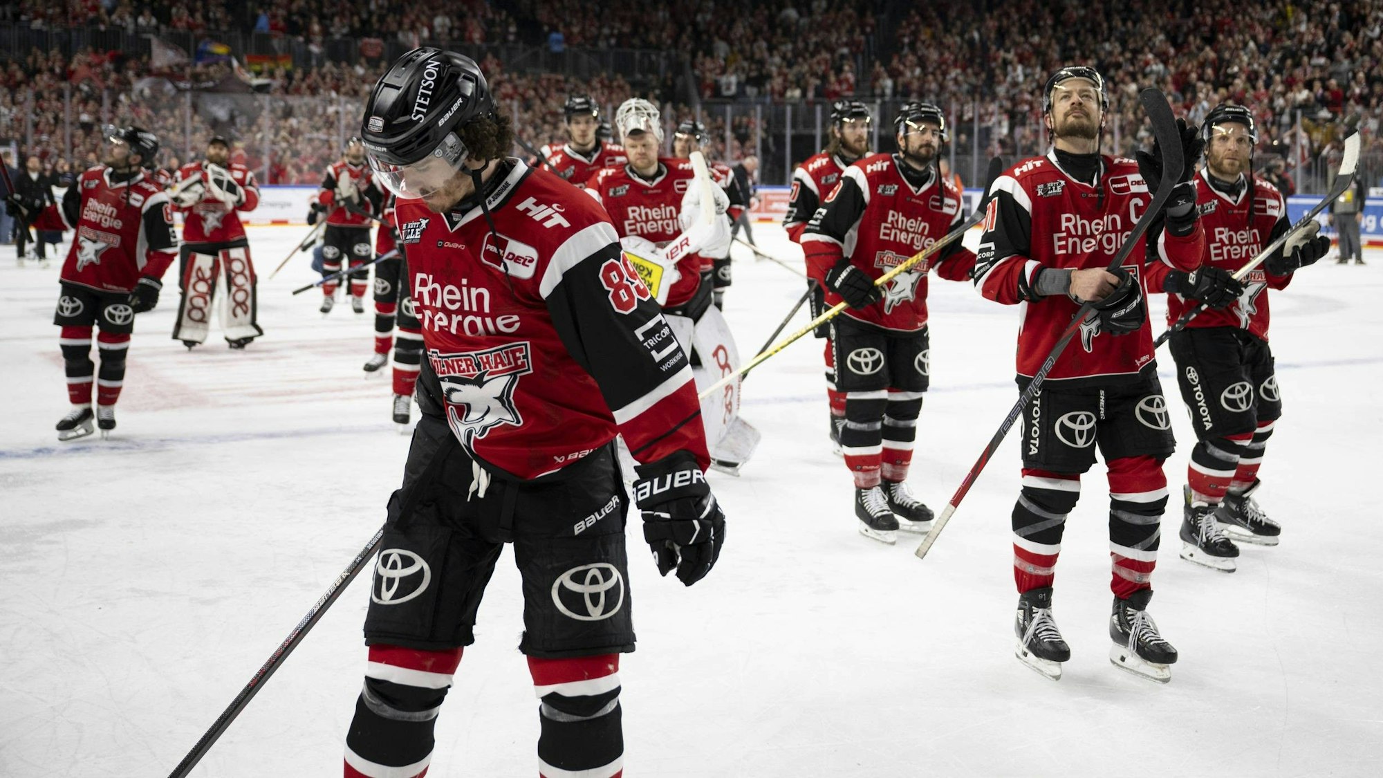 PENNY DEL 1 - Playoff Halbfinale - Kölner Haie - Eisbären Berlin Köln, 20.04.2026 Gregor Macleod Kölner Haie, Sturm, 89 Moritz Müller Kölner Haie, Verteidigung, 91 PENNY DEL 1 - Playoff Halbfinale - Kölner Haie - Eisbären Berlin am 20.04.2026 in der Lanxess Arena in Köln Deutschland. *** PENNY DEL 1 Playoff Semifinal Cologne Sharks Eisbären Berlin Cologne, 20 04 2026 Gregor Macleod Cologne Sharks, offense, 89 Moritz Müller Cologne Sharks, defense, 91 PENNY DEL 1 Playoff Semifinal Cologne Sharks Eisbären Berlin on 20 04 2026 at the Lanxess Arena in Cologne Germany Copyright: xBEAUTIFULxSPORTS/AndreasxDickx