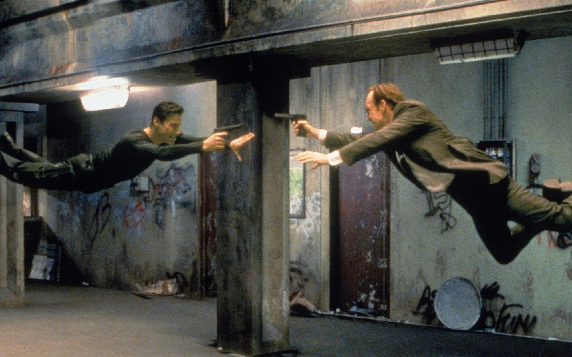 Wenn Kugeln und Menschen in Zeitlupe fliegen: Neo (Keanu Reeves, links) und Agent Smith (Hugo Weaving) kämpfen im Showdown gegeneinander. (Bild: RTL / 1999 Warner Bros. Entertainment Inc. )