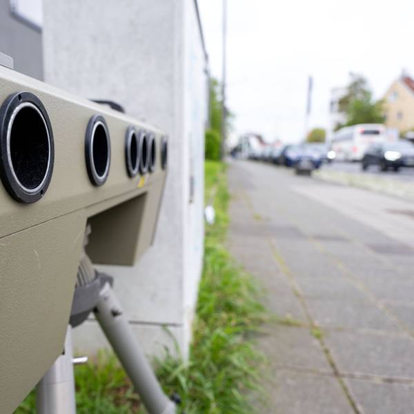 Das Foto zeigt ein Messgerät zur Geschwindigkeitskontrolle, das an einer Straße steht.