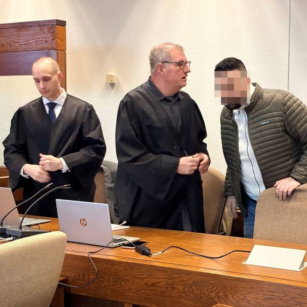 Der Angeklagte Onur G. (37) mit seinen Verteidigern Carsten Rubarth und Fin Keith Habermann (l.) im Kölner Landgericht