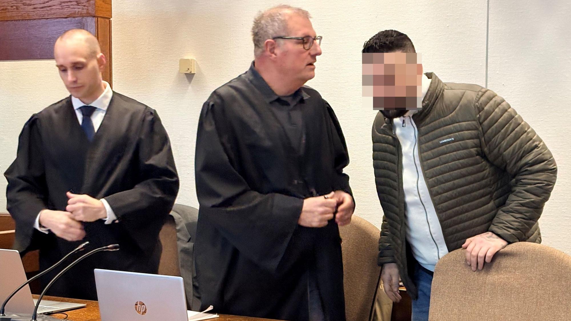 Der Angeklagte Onur G. (37) mit seinen Verteidigern Carsten Rubarth und Fin Keith Habermann (l.) im Kölner Landgericht