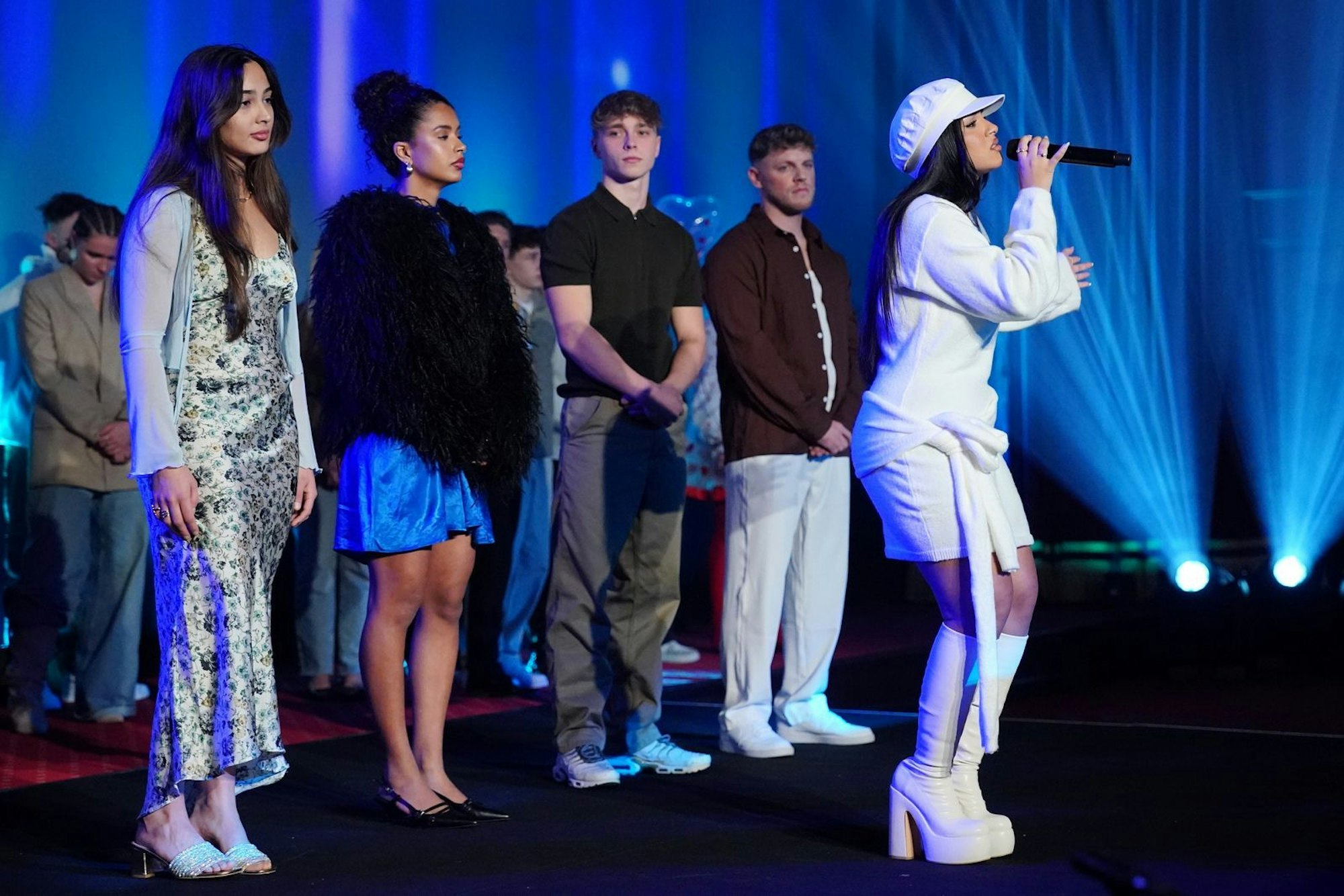 Hohe Erwartung, tiefe Abstürze: Aus der Gruppe „Herzensmensch“ kamen Neomi Stefaniak (Zweite von links) und Tyrell Hagedorn (Mitte) weiter. Alle anderen schieden aus. (Bild: RTL/Stefan Gregorowius)