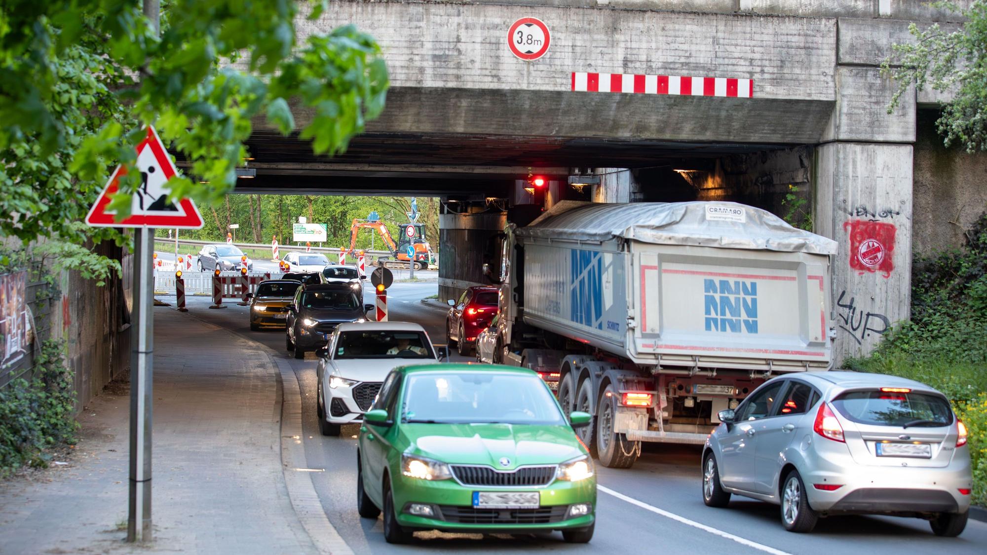 Verkehrschaos an der T-Kreuzung Wahner Straße/Liburer Landstraße