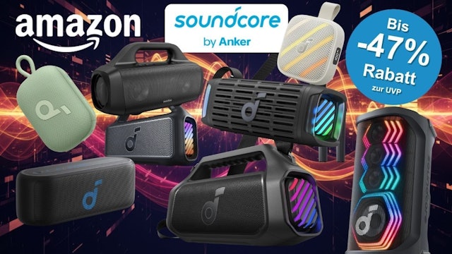 Verschiedene Soundcore Bluetooth-Lautsprecher von Anker in unterschiedlichen Größen und Modellen, arrangiert vor einem dynamischen orange-roten Hintergrund mit Lichteffekten, flankiert vom Amazon-Logo und einem blauen Rabatt-Button mit der Aufschrift „Bis -47% Rabatt zur UVP"