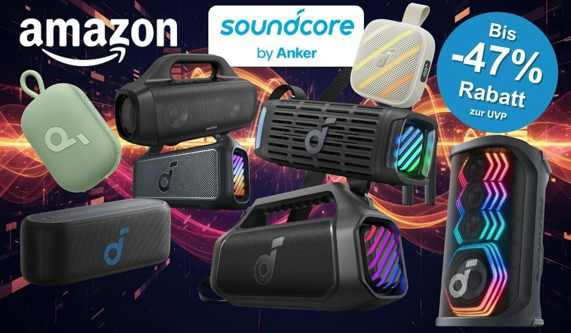 Verschiedene Soundcore Bluetooth-Lautsprecher von Anker in unterschiedlichen Größen und Modellen, arrangiert vor einem dynamischen orange-roten Hintergrund mit Lichteffekten, flankiert vom Amazon-Logo und einem blauen Rabatt-Button mit der Aufschrift „Bis -47% Rabatt zur UVP"