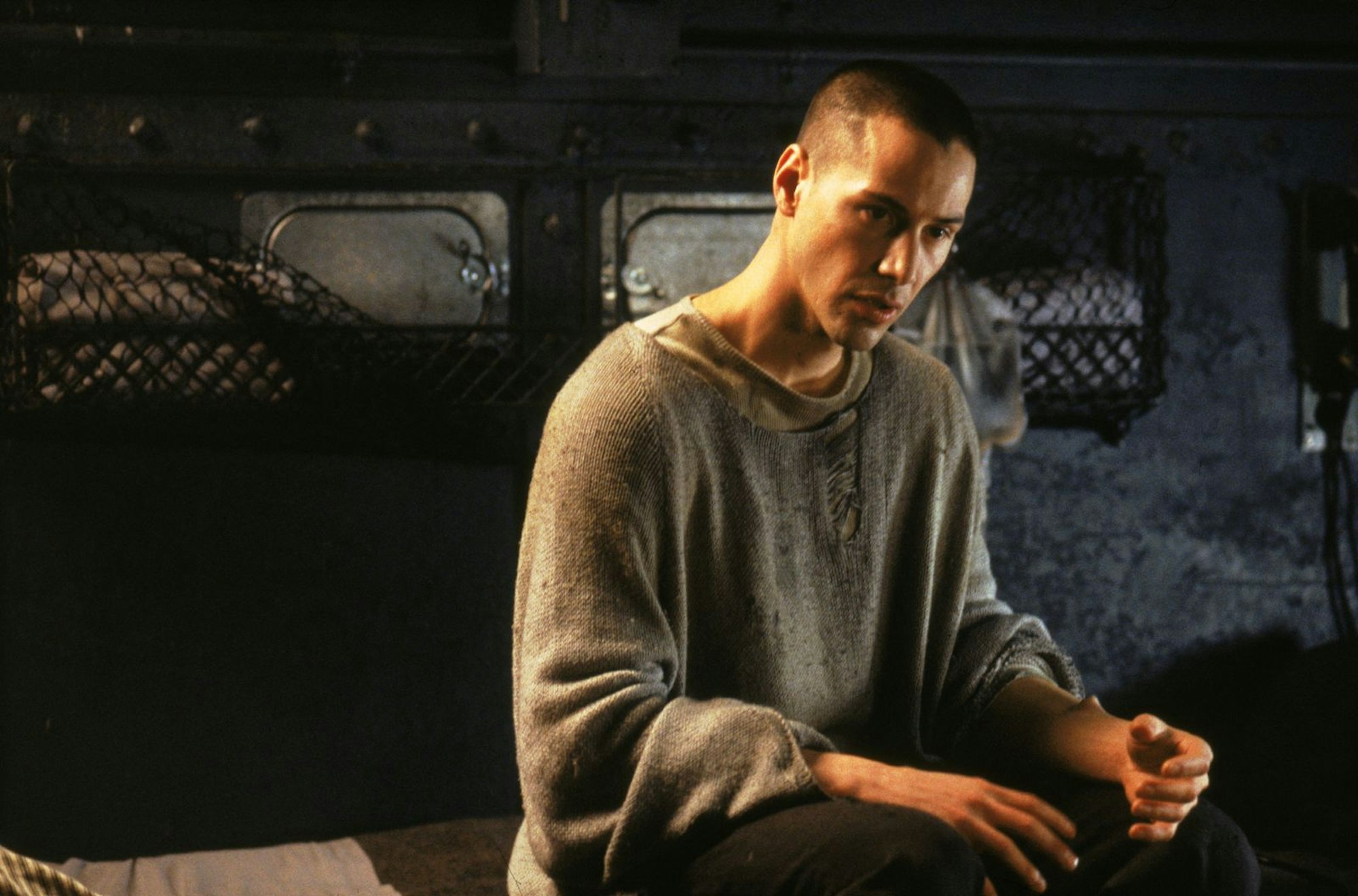 Neo (Keanu Reeves) kämpft sich in Teil eins durch die virtuelle Welt der Matrix. (Bild: RTL / 1999 Warner Bros. Entertainment Inc. )