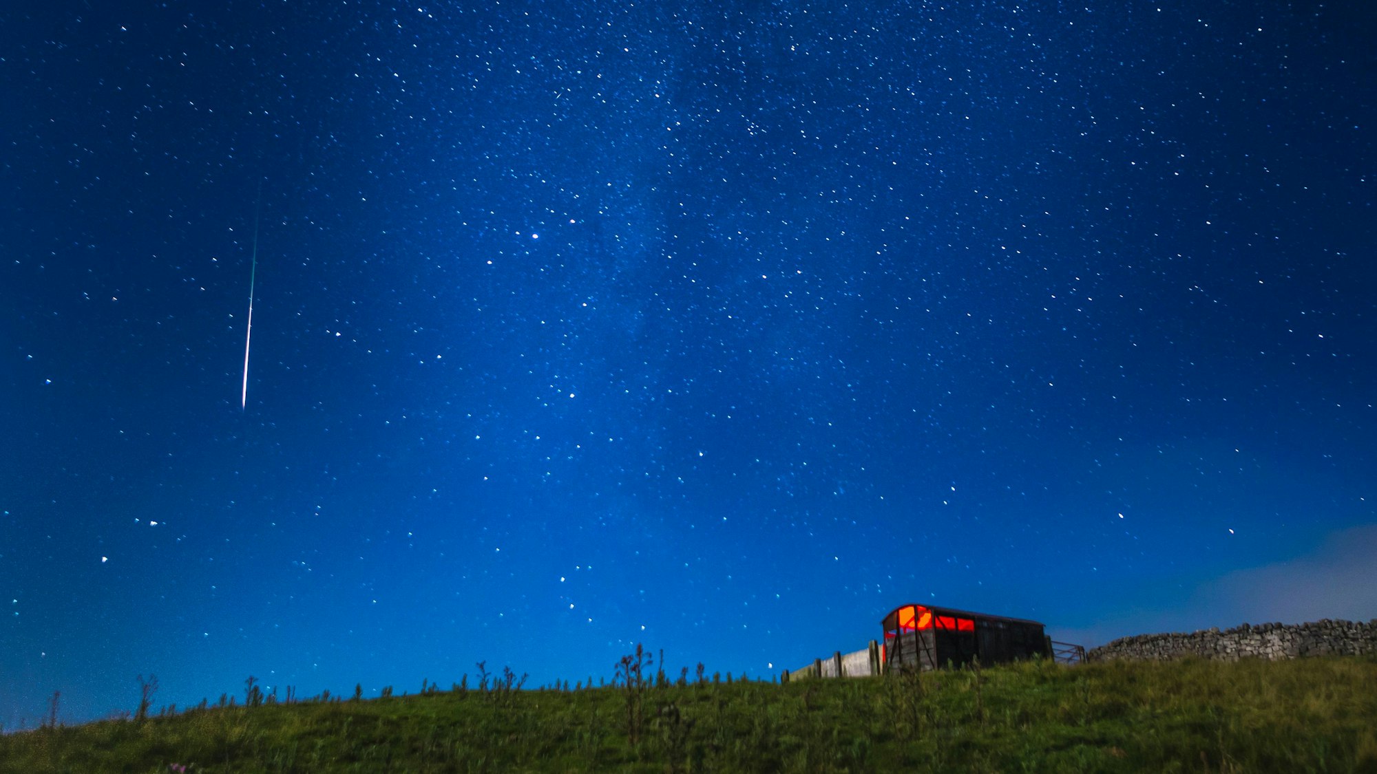 Eine Sternschnuppe des Perseiden-Schauers. (Archivbild)