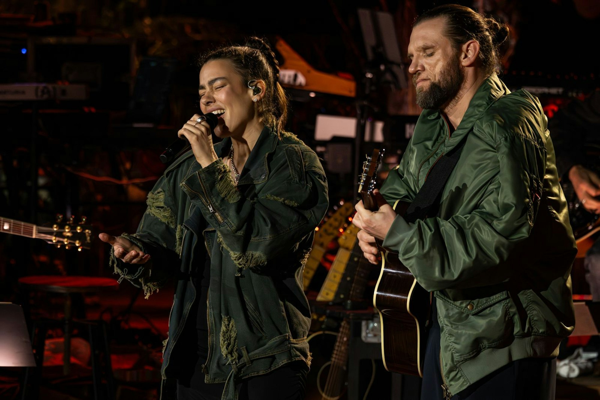 Im Mittelpunkt der zweiten Folge stand Frida Gold, weshalb Alina Süggeler in Südafrika Besuch von ihrem Bandkollegen Andreas „Andi“ Weizel bekam. (Bild: RTL / Markus Hertrich)