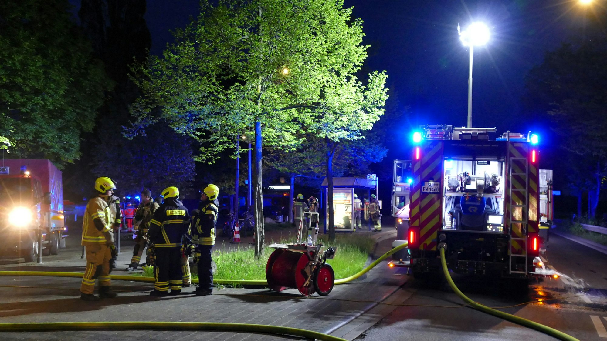 Während der Löschmaßnahmen sperrte die Polizei die Frankfurter Straße hinter dem Kreisverkehr in Buisdorf.