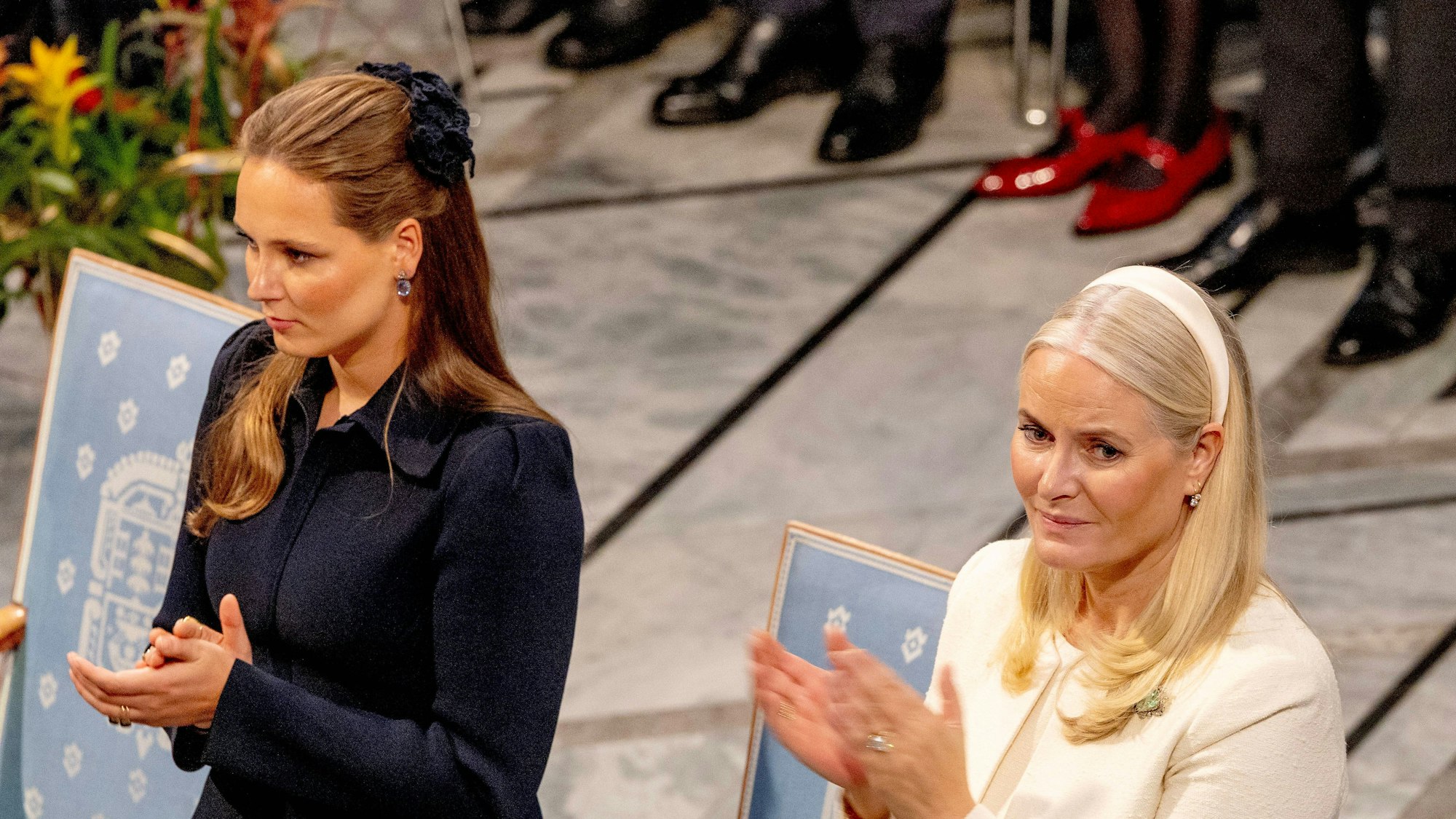 Prinzessin Mette-Marit und Prinzessin Ingrid Alexandra von Norwegen klatschen
